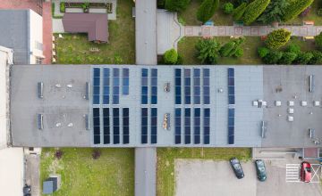 Zdjęcie z lotu ptaka na dach budynku z panelami fotowoltaicznymi